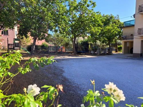 an empty parking lot with trees and a building at La casa di Memy in Gualdo Tadino