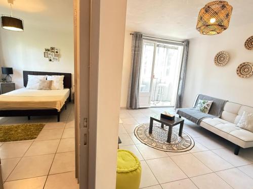 Ένα ή περισσότερα κρεβάτια σε δωμάτιο στο joli appartement