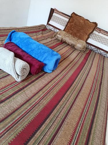 a bed with blankets and towels on top of it at Che Parce in Samaipata