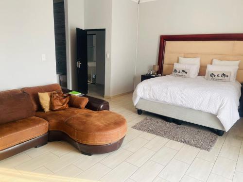 a bedroom with a bed and a couch at Tan Ridge Hill in Vosburg