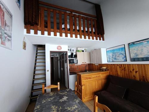 - un salon avec un canapé et un escalier dans l'établissement Résidence Ferme D'augustin - Batiment C - Grand duplex pour 6 personnes - Skis aux pieds MAE-8904, à Montgenèvre