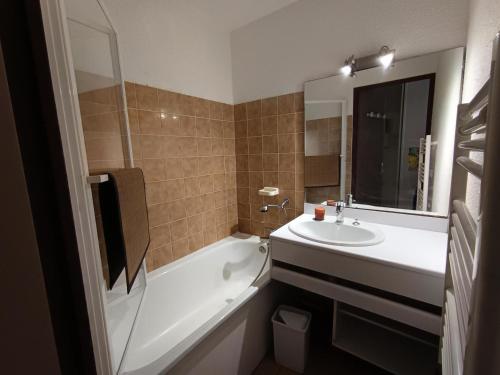une salle de bain avec un lavabo et une baignoire et un lavabo dans l'établissement Résidence Ferme D'augustin - Batiment C - Grand duplex pour 6 personnes - Skis aux pieds MAE-8904, à Montgenèvre