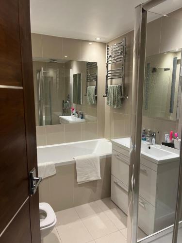 a bathroom with a tub and a sink and a toilet at 2 Bed Ap Covent Garden in London