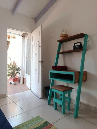 a room with a green desk and a stool at Che Parce in Samaipata