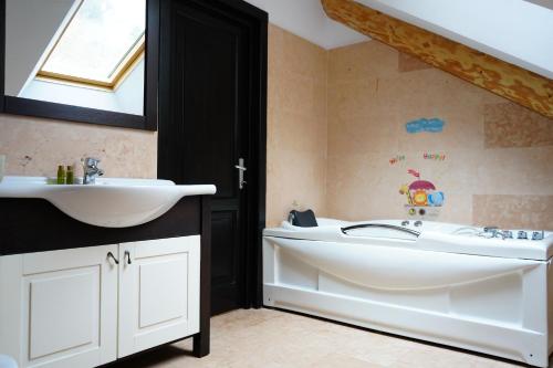 a bathroom with a sink and a bath tub at Mi Chalet - Poiana Izvoarelor in Vatra Dornei