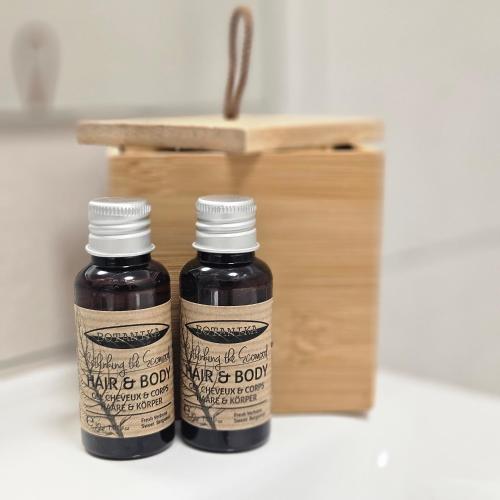 two bottles of honey next to a wooden box at Studio Râșnov VMP Free Parking in Râşnov