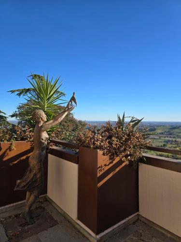 a statue of a man standing on a wall at Il nido in collina Bertinoro in Bertinoro