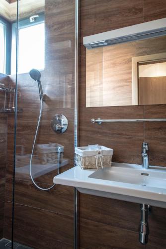 Bilik mandi di Hotel Zelená Lagúna