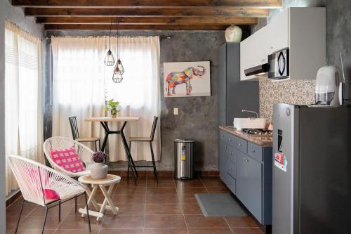 eine Küche mit einem Kühlschrank und einem Tisch mit Stühlen in der Unterkunft loft Diego en San Cristóbal de las Casas in San Cristóbal de las Casas