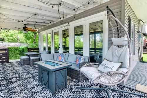 Χώρος καθιστικού στο Home on Blood River - Private Dock and Spacious Deck