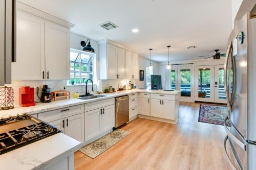 Η κουζίνα ή μικρή κουζίνα στο Home on Blood River - Private Dock and Spacious Deck