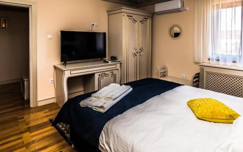 a bedroom with a bed and a flat screen tv at Sky Park Home 2 in Iaşi