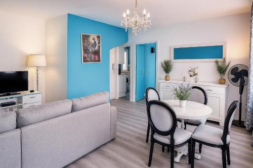 un salon avec un canapé et une table dans l'établissement Les Suites de la Bastide, à Carcassonne