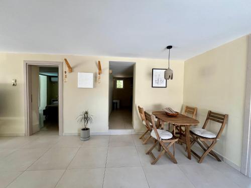 a dining room with a table and chairs at Pool Villa Lagonisi 5min from Beach in Koropíon