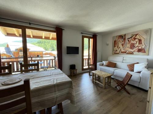 un salon avec un canapé et une table dans l'établissement Résidence Le Balcon Des Airelles - Appartement calme au cœur des Orres 1800 MAE-7791, aux Orres