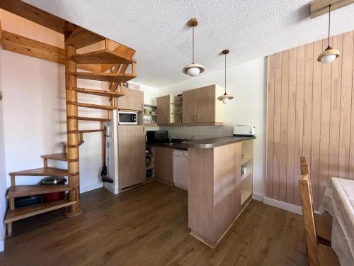 une cuisine avec un escalier en colimaçon dans une pièce dans l'établissement Résidence Le Balcon Des Airelles - Appartement calme au cœur des Orres 1800 MAE-7791, aux Orres