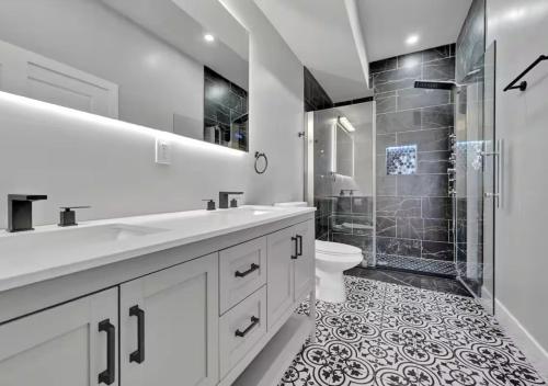 une salle de bain avec un lavabo, des toilettes et une douche dans l'établissement 5BR Home near City Center, Live! Casino, Hot Tub with City View, à Philadelphie