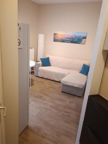 una sala de estar con un sofá y una mesa en AppartCosy, en Mellet