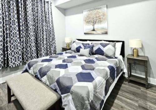 Un ou plusieurs lits dans un hébergement de l'établissement 5BR Home near City Center, Live! Casino, Hot Tub with City View