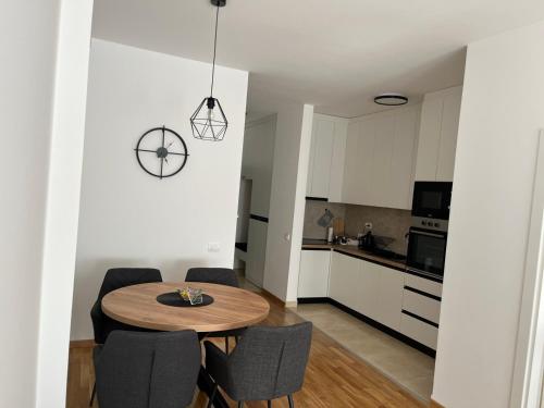 a kitchen and dining room with a table and chairs at Apartman Relax in Arandjelovac