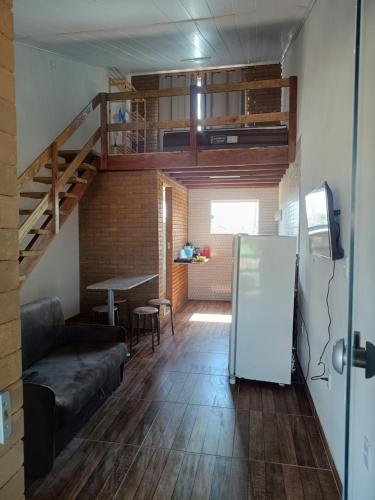 a living room with a couch and a loft at Apartamento completo in Prado