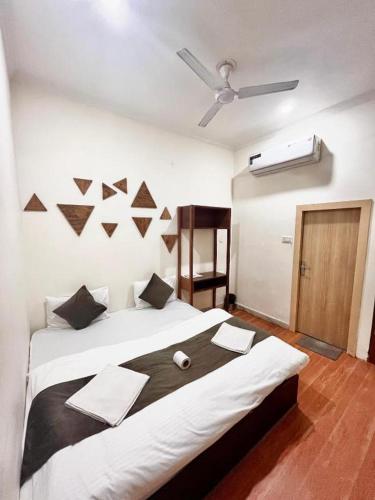 Ένα ή περισσότερα κρεβάτια σε δωμάτιο στο Rahgir Tales Hostel "Taj View"
