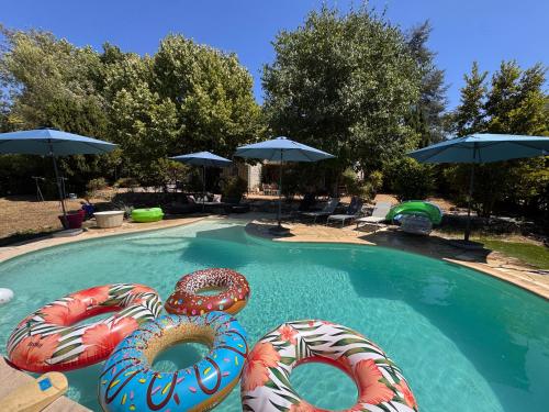 Photo de la galerie de l'établissement Rez-de-villa - piscine chauffée & jardin- salon avec canapé lit, cuisine et 2 chambres, à Mougins