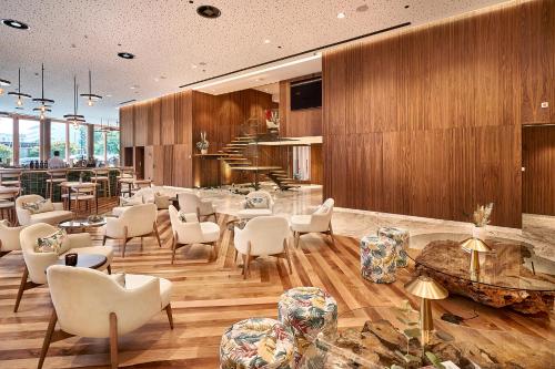 Ruang duduk di The Log Porto Hotel by Piamonte Hotels
