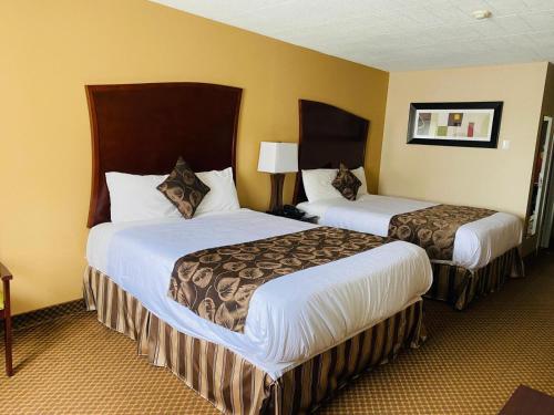 a hotel room with two beds in a room at Luxury Inn in Collingwood