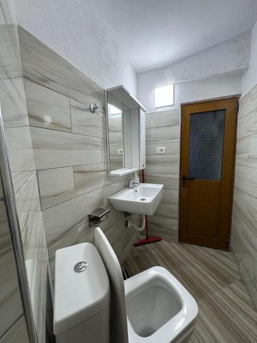 Ένα μπάνιο στο Mustafaraj Apartments Ksamil
