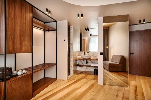 Ruang duduk di The Log Porto Hotel by Piamonte Hotels