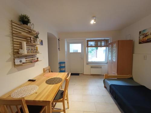 ein Esszimmer mit einem Tisch und einem Bett sowie ein Zimmer in der Unterkunft Apartmán u Kočky in Blansko