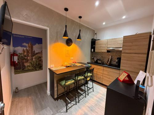 una cocina con una isla en el medio de una habitación en ABT L'AURA, en Palermo