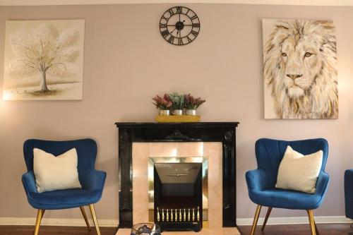 Χώρος καθιστικού στο Heathrow Stays Entire House Near Heathrow, Free WiFi, Family-Friendly & Garden