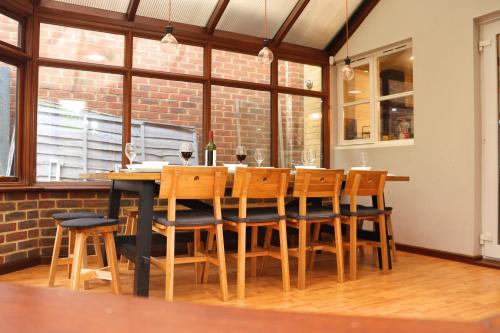 Φωτογραφία από το άλμπουμ του Heathrow Stays Entire House Near Heathrow, Free WiFi, Family-Friendly & Garden σε Northolt