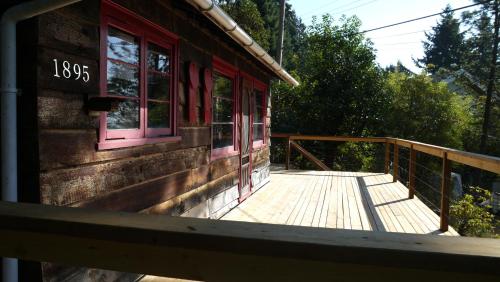 Un balcón o terraza de Cedar House Ocean View & Access