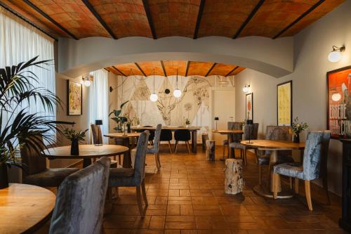 a restaurant with wooden tables and chairs at Tenuta Borgo Santa Cecilia in Gubbio