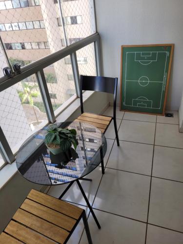a classroom with a table and a chair and a chalkboard at Imprensa III · Comfort and family in Brasilia in Brasilia