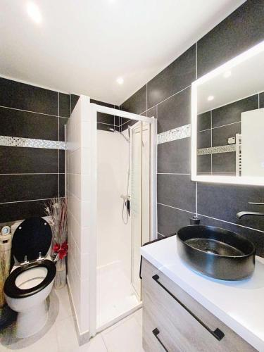 une salle de bain avec toilettes, lavabo et douche dans l'établissement Résidence Maisons De La ForÊt - Maisonnette 4 pers, forêt, Lacanau Océan MAE-0431, à Lacanau