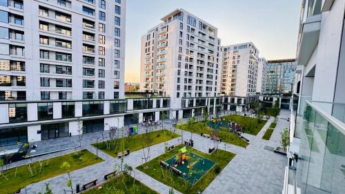 Your Home in Bucharest - Premium 1BR Apartments in ONE Cotroceni في بوخارست: منظر جوي لمدينة ذات مباني شاهقة