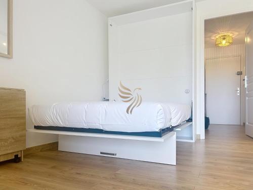 un lit blanc posé sur une étagère dans une pièce dans l'établissement 5-room studio - sea view- terrace - parking, à Saint-Raphaël