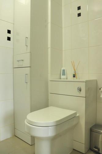Ένα μπάνιο στο Heathrow Stays Entire House Near Heathrow, Free WiFi, Family-Friendly & Garden