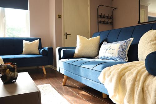 Χώρος καθιστικού στο Heathrow Stays Entire House Near Heathrow, Free WiFi, Family-Friendly & Garden