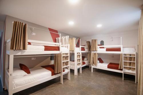 Katil atau katil-katil dalam bilik di Kenza Plage Hostel