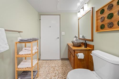 un baño con inodoro y lavabo en Central 1 BD Loft l Downtown l Parking l Sofa Bed, en Cleveland