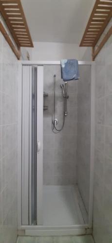 a shower in a bathroom with a walk in shower at Casa vacanza Colle Renazzo con terrazzo in collina 15 min. dal mare in Mafalda