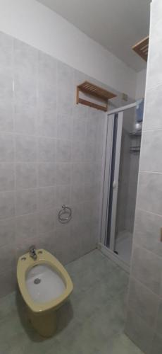 a bathroom with a toilet and a shower at Casa vacanza Colle Renazzo con terrazzo in collina 15 min. dal mare in Mafalda