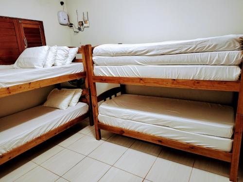 a room with two bunk beds in a room at Bela casa de Veraneio - faça sua reserva. in Lucena