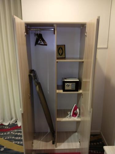 a book shelf with a baseball bat in a room at شقق جديل للشقق المخدومة in Taif