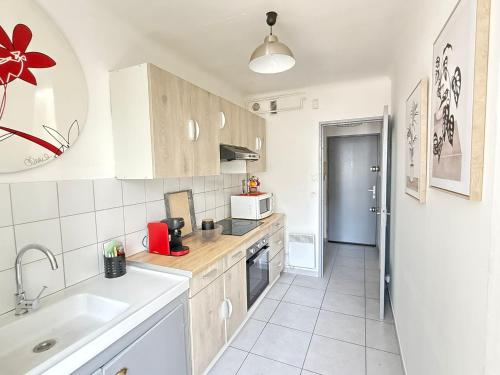 Kuchyň nebo kuchyňský kout v ubytování joli appartement